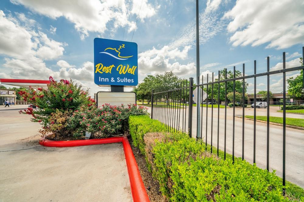 Hotel Restwell & I-45 North Westfield