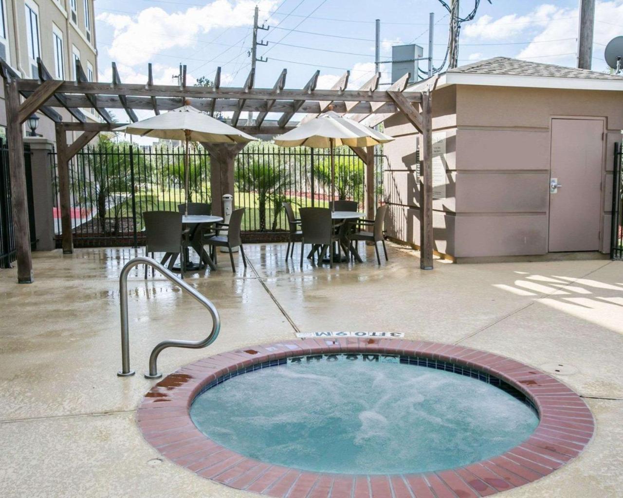Hotel Restwell & I-45 North Westfield