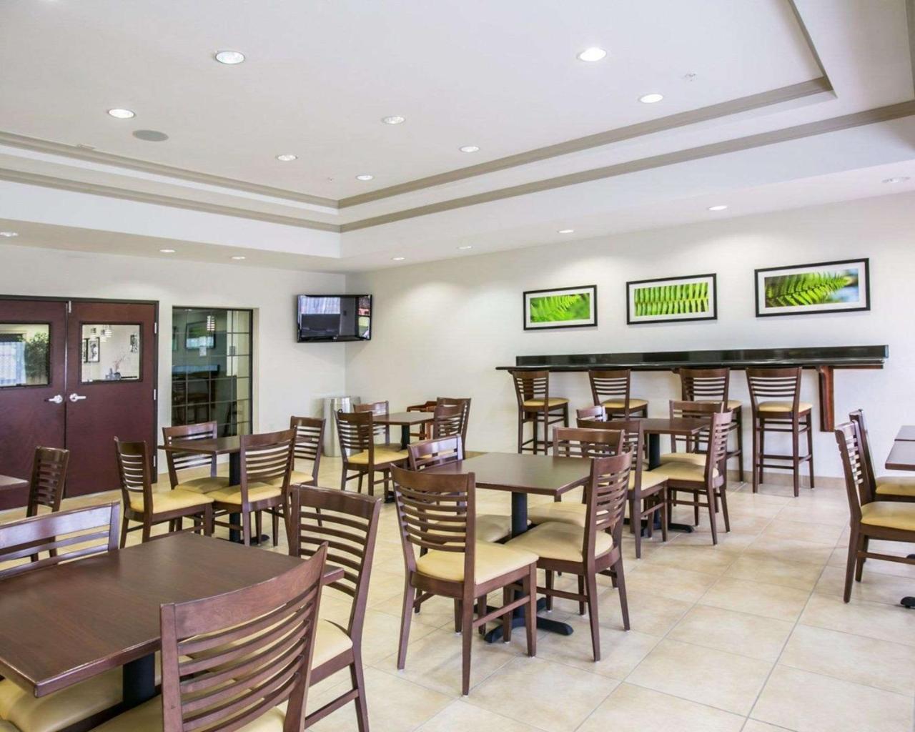 Hotel Restwell & I-45 North Westfield